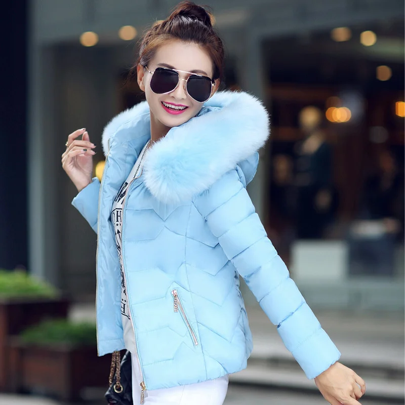 

Women's short hooded down cotton padded jacket with big hair collar in winter
