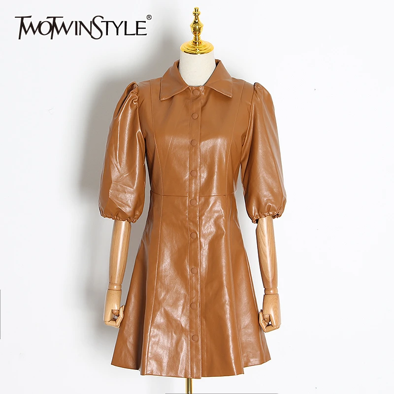 Платье-мини из искусственной кожи TWOTWINSTYLE с отложным воротником и пышными