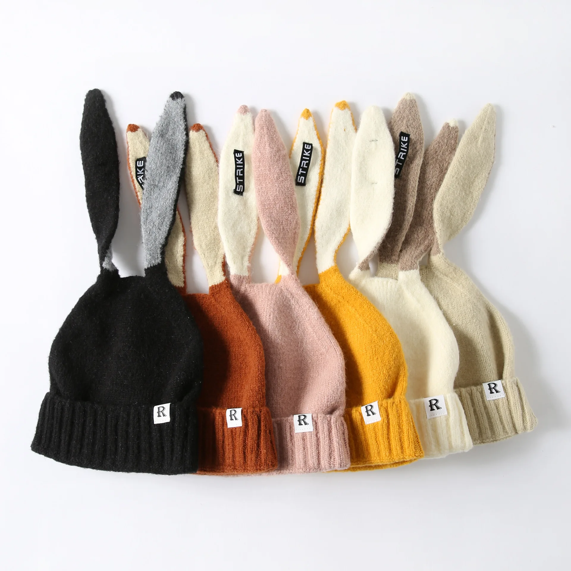 Длинная вязанная зимняя шапка модная крутая женская этикетка для одежды |