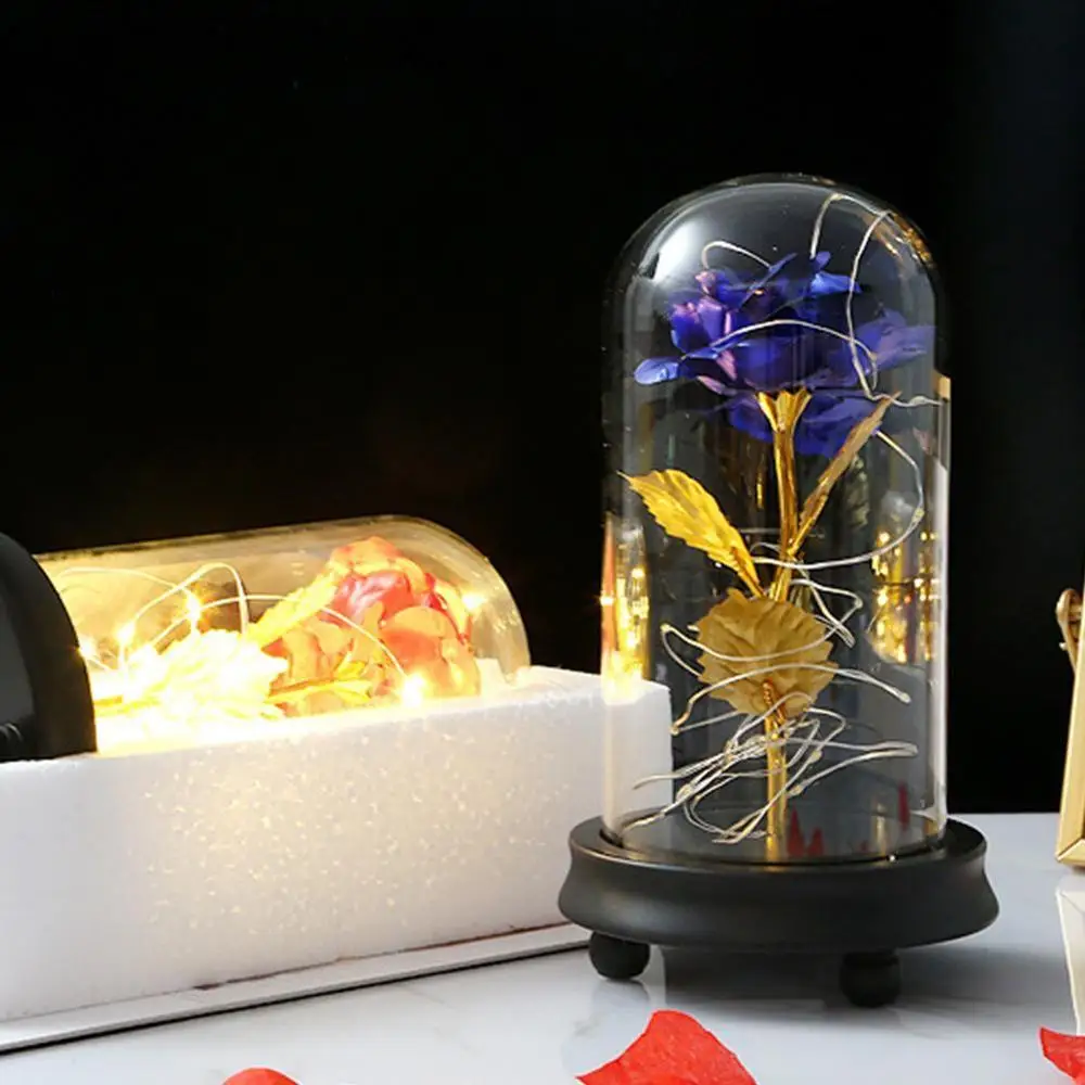 Несколько цветов красная роза в стеклянном куполе на деревянной основе для