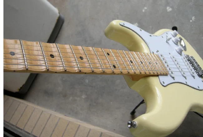 

Chinese Factory Custom High Quality Cream yellow scalloped maple fingerboard big headstock ST Electric Guitar 7yue19