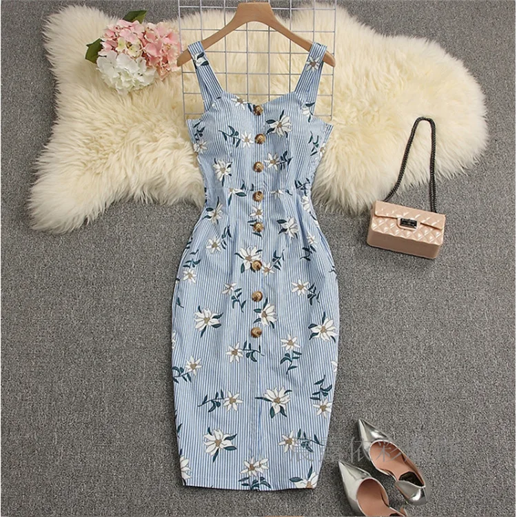 Женское однобортное платье на бретельках летнее в полоску с разрезом Элегантное