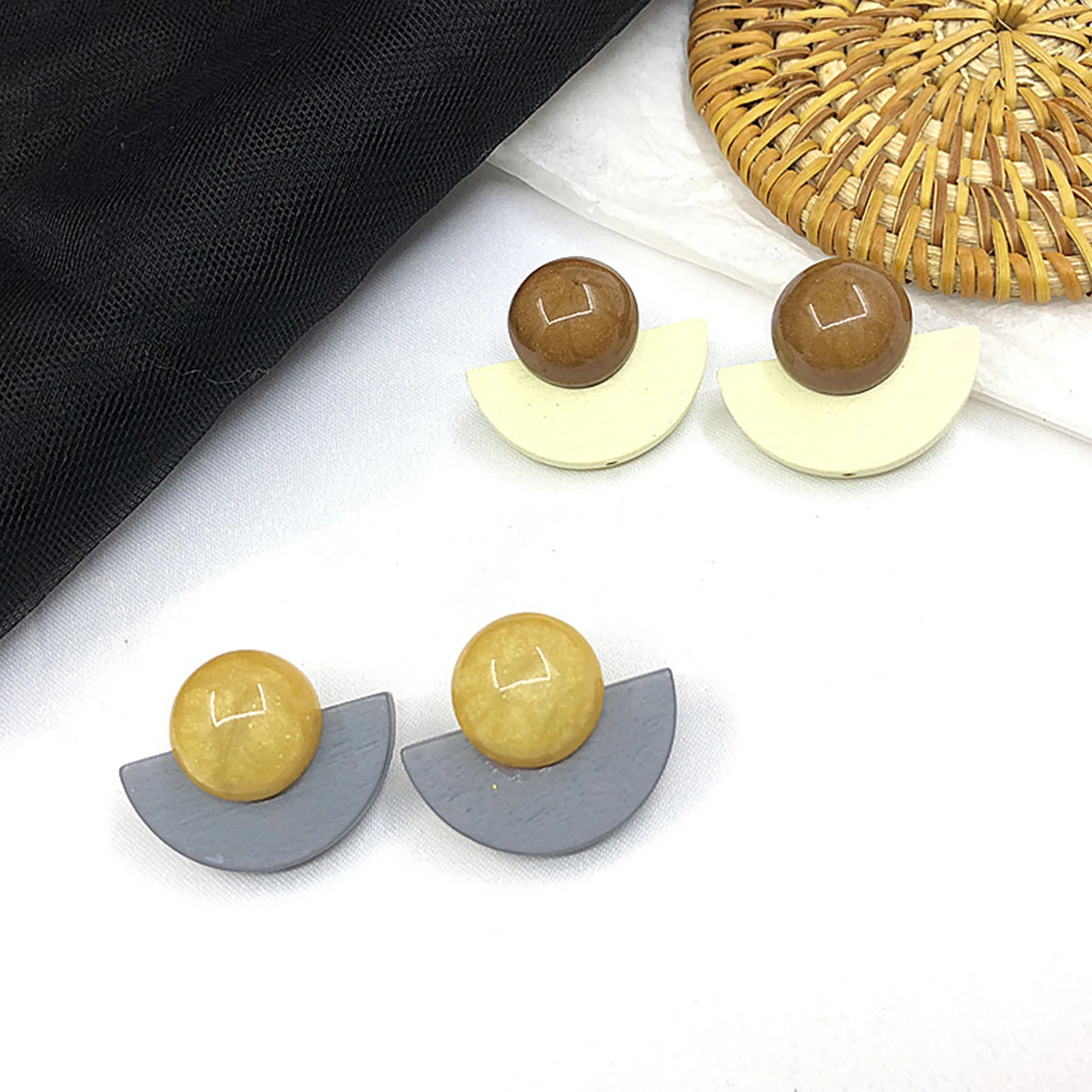 

8Seasons 1Pair Fashion Acrylic & Wood Ear Post Stud Earrings Yellow/Brown Round Half Round Women Party Club Statement Jewelry