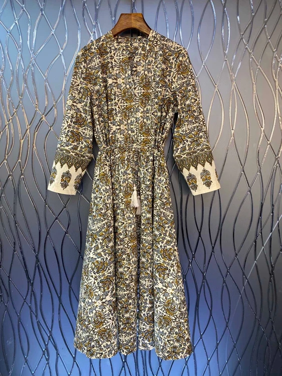 

Женское платье-юбка с длинным рукавом и разрезом