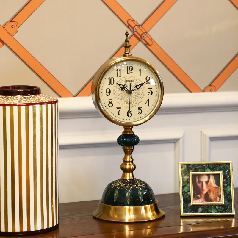 

American Creative Art Glass Retro Table Clock Living Room Decoration Metal Vintage Pendulum Bracket Clock Desk Clocks Ornaments