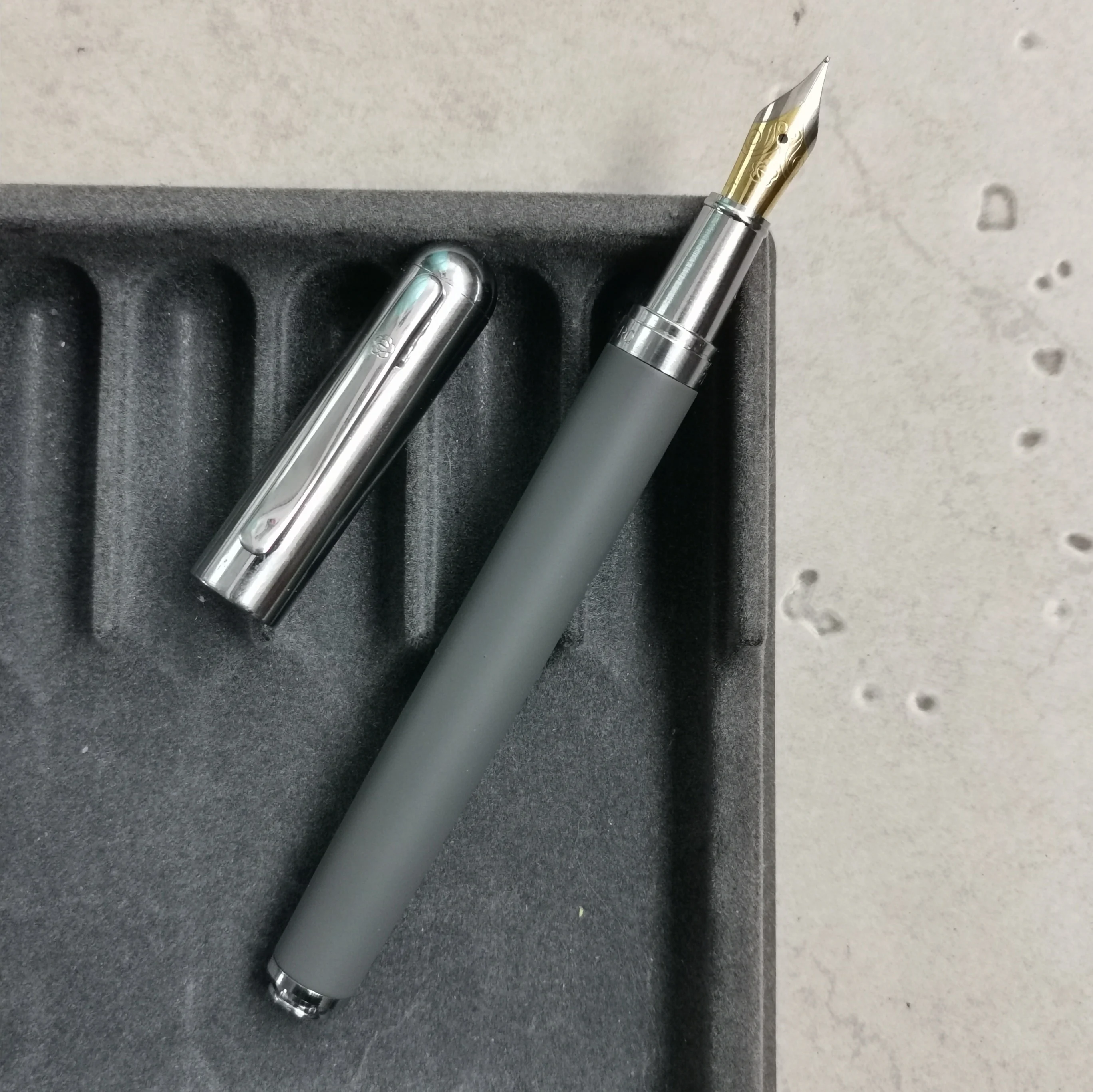 Редкая винтажная чернильная ручка HERO 395 матовая серая баррель с серебряной