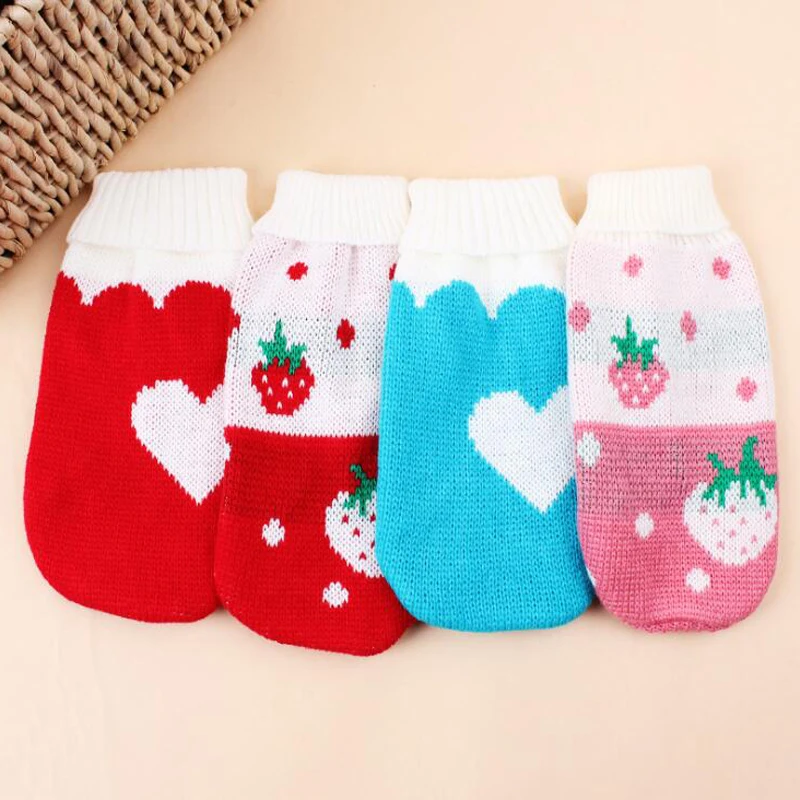 Прекрасный с высоким плотно облегающим шею воротником свитер для домашних