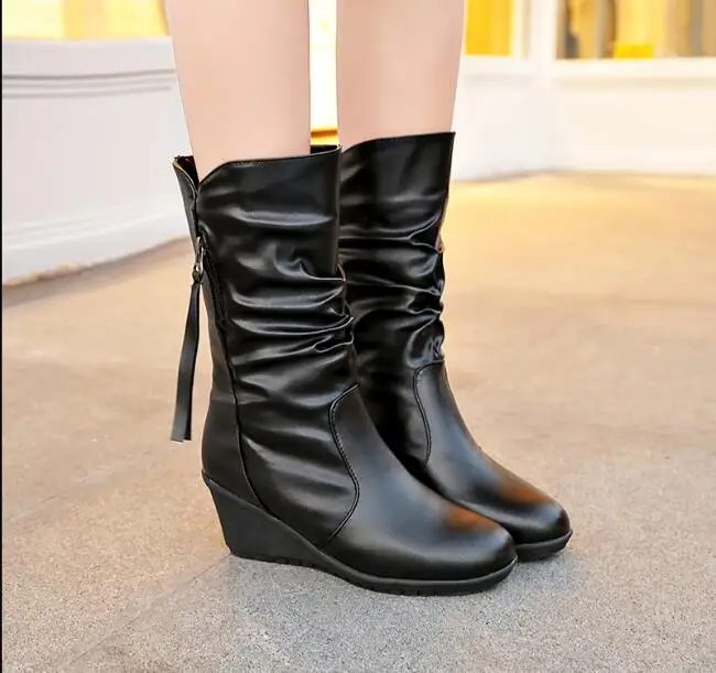 Новые модные женские сапоги осенне зимние на платформе низком каблуке черные до
