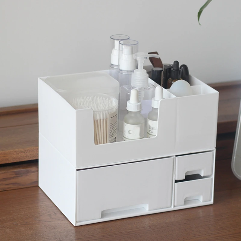 Полки для макияжа и витрины туалетных столиков ванной комнаты блеска губ палитры