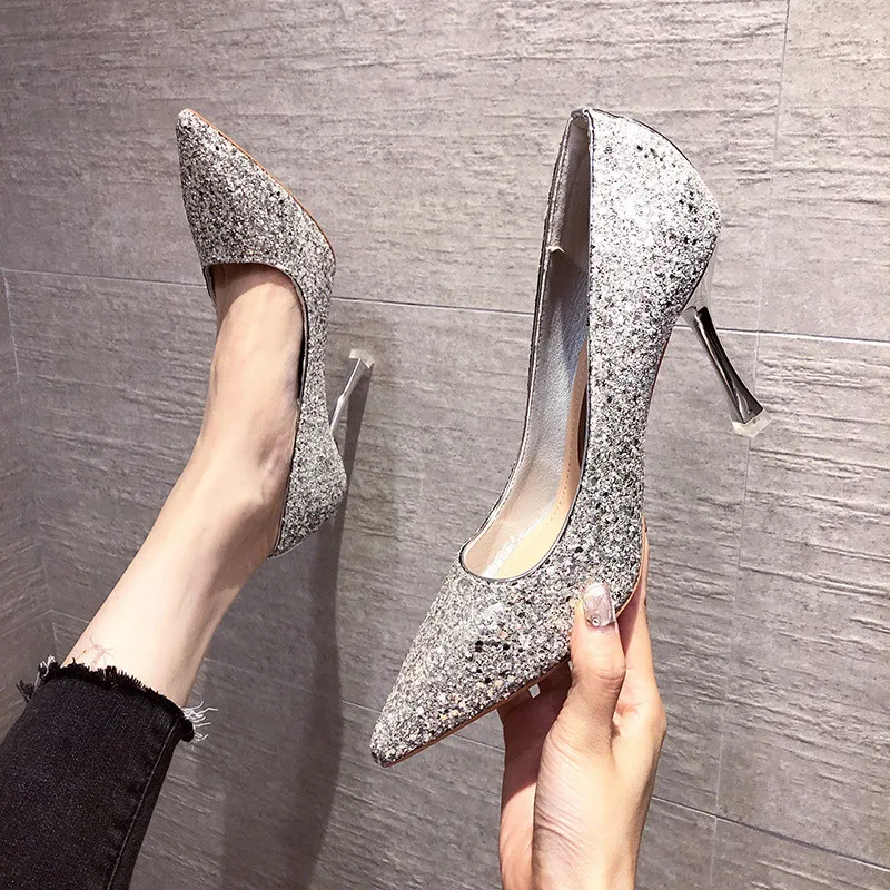 Женские туфли на высоком каблуке свадебные с острым носком украшенные блестками