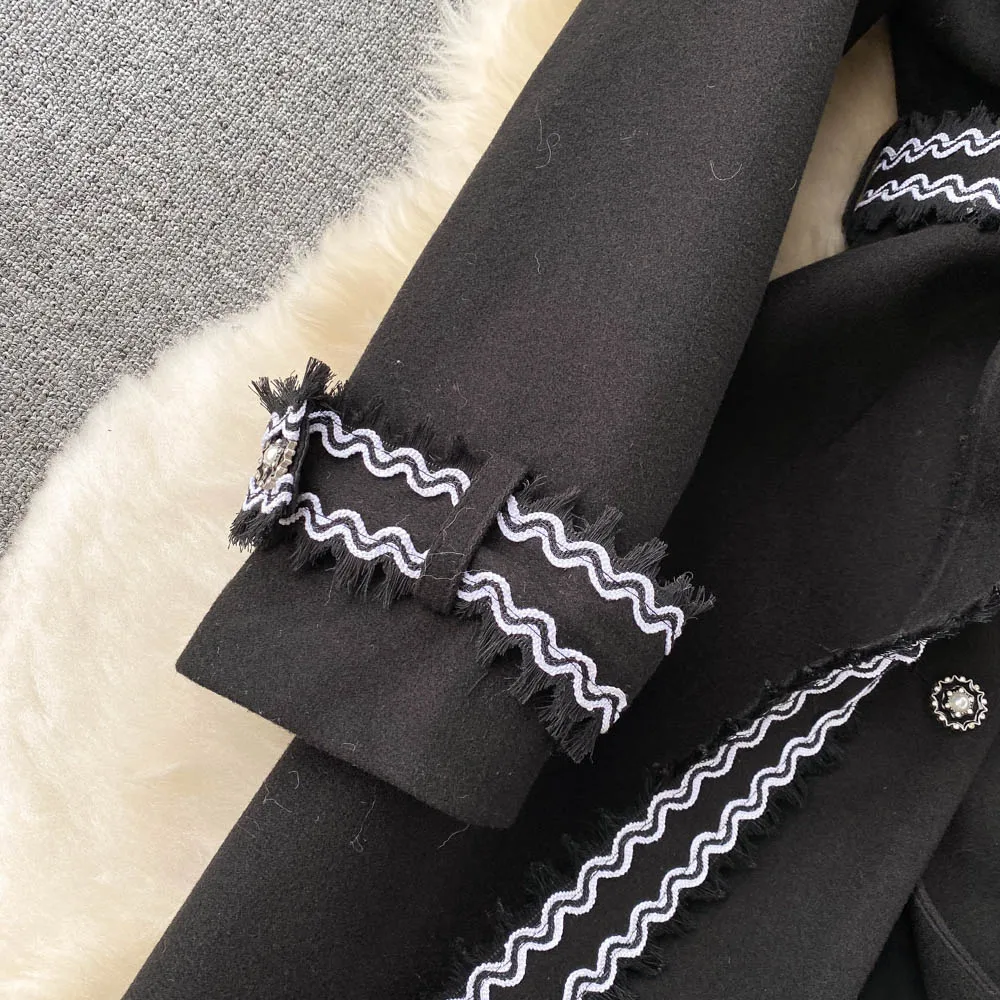 Черное шерстяное пальто женское осенне-зимнее однобортное на шнуровке с высокой