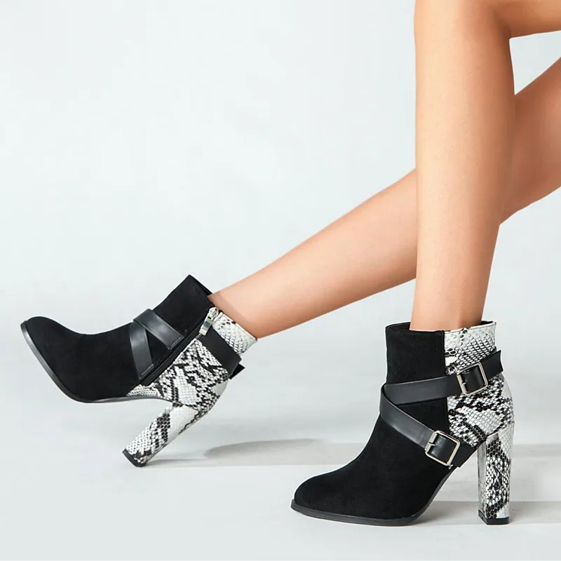 

Женские ботильоны со змеиным принтом, черные ботинки со змеиным принтом, на квадратном каблуке, модная привлекательная женская обувь с остр...