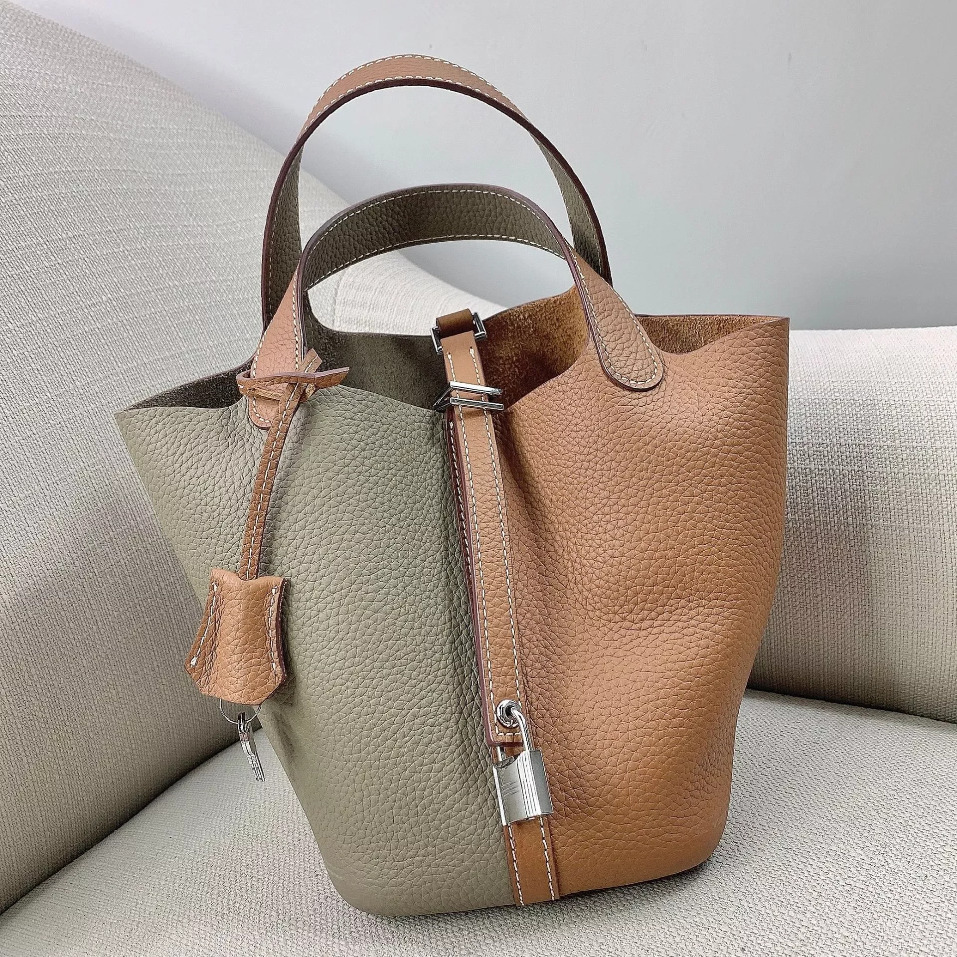 

free shipping 2020 the new style fashion panelled genuine cow leather women handbag one shoulder bag crossbody bag 2 color 18cm