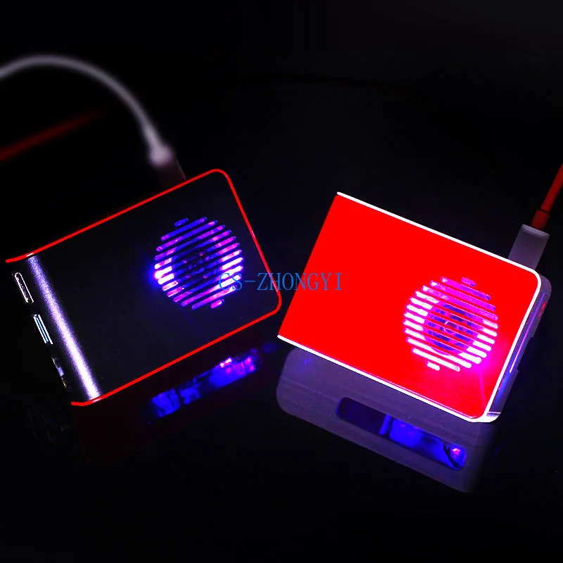 Малина Pi 4 поколения B-типа в красно-белом корпусе 4B литьевого ABS с установленным вентилятором охлаждения.