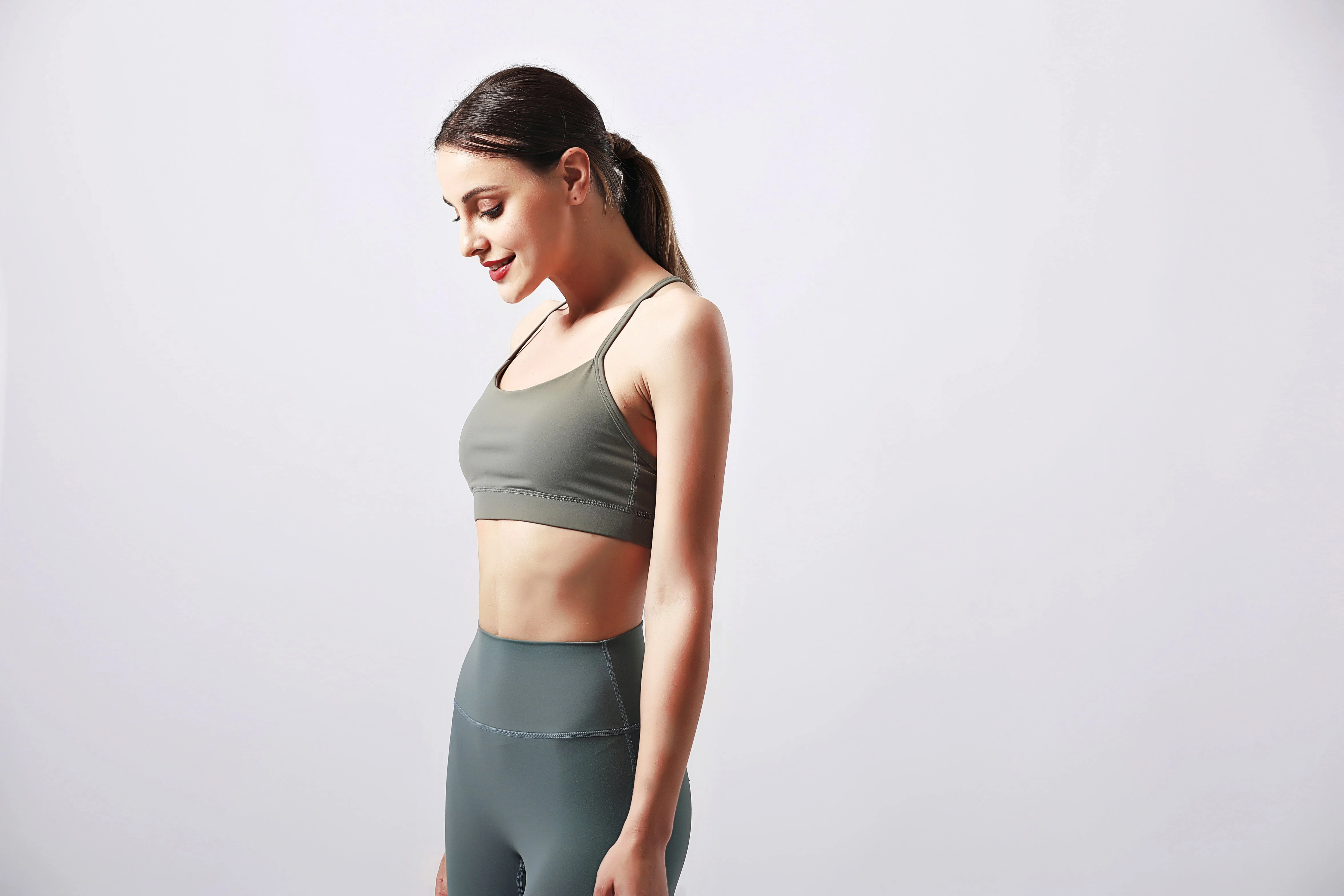 

Sujetador deportivo para mujer, Tops cortos de tela amigable con la piel, correas ms anchas, Top de gimnasio de Color slido, r