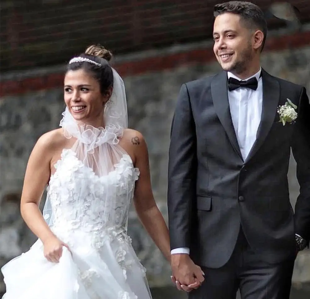 Простое свадебное платье на бретельках с объемными цветами из тюля vestido casamento