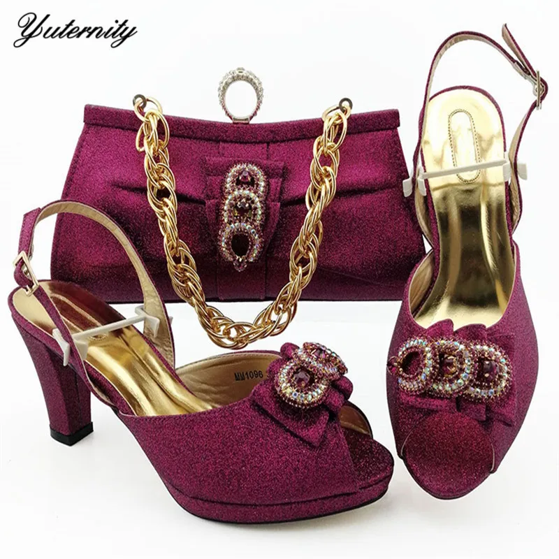 Модный стильный роскошный комплект из туфель на шпильках и сумочки в африканском