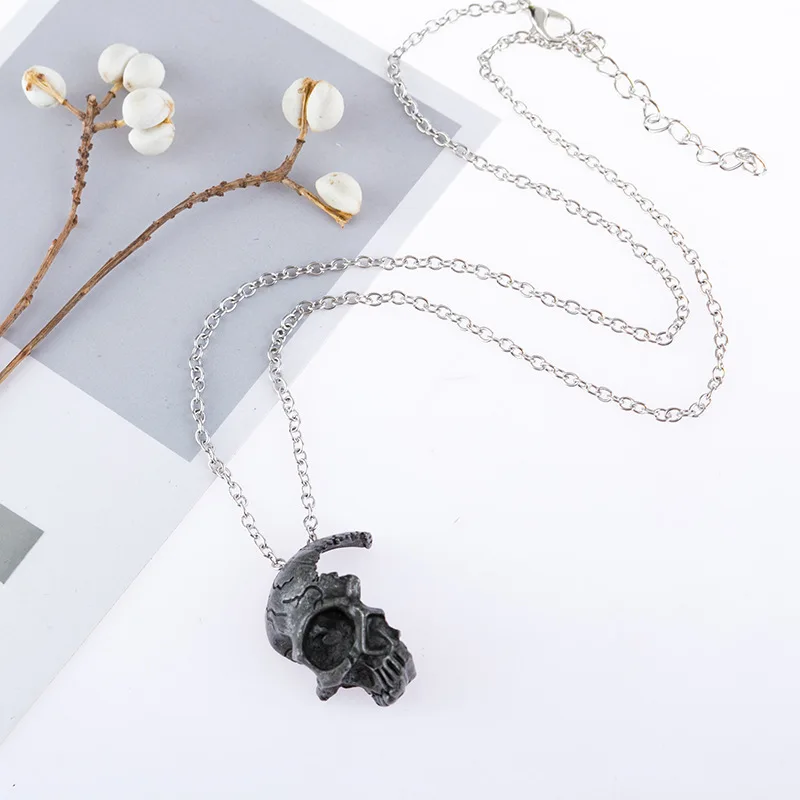 

Retro Explosion Half Skull Necklace Metal Skull Pendant Gothic Jewelry Choker Crows Skull Chain Pendant Fashion Skeleton 2021