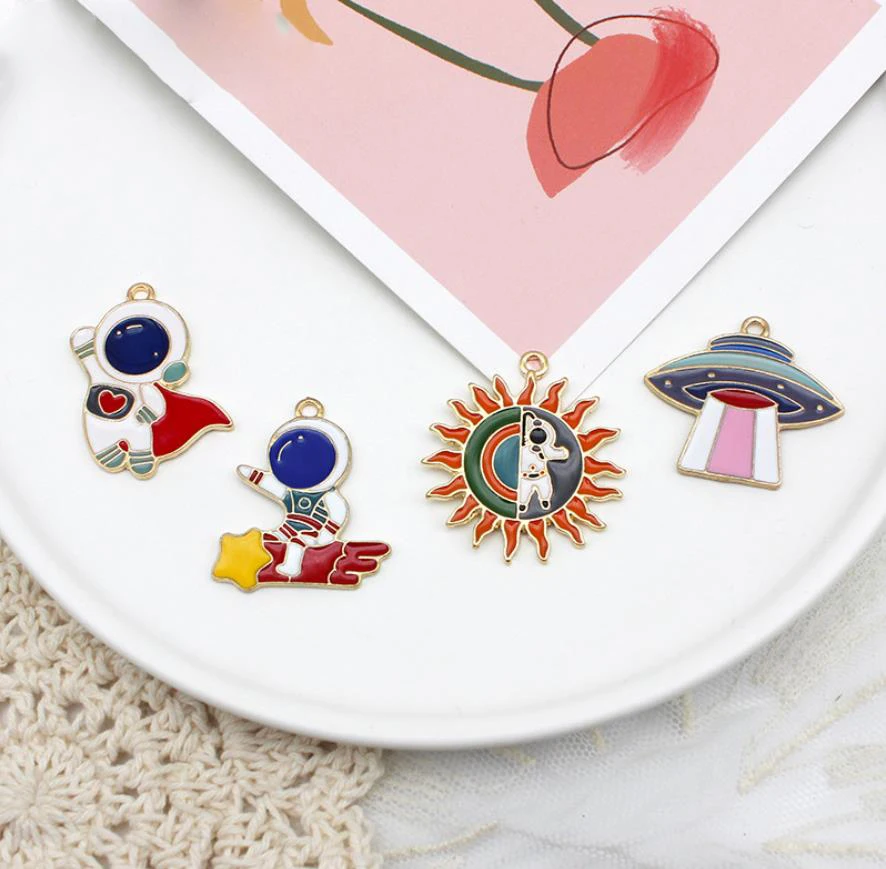 

Эмаль астронавт сплав капля масло DIY Аксессуары мультфильм креативность ездить звезда астронавт кулон космический корабль шармы