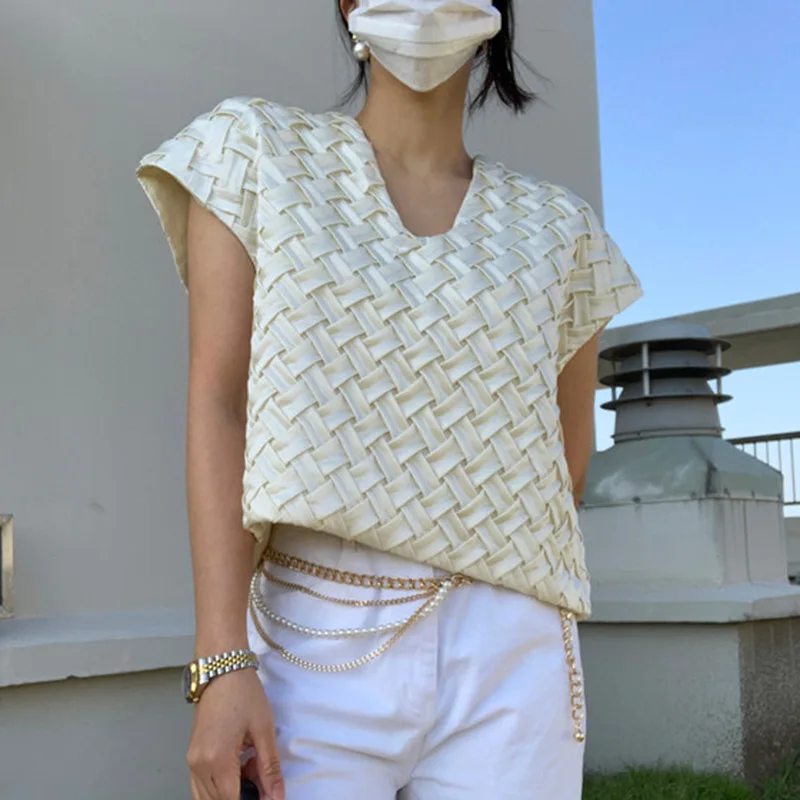 

Футболка женская однотонная с коротким рукавом и V-образным вырезом