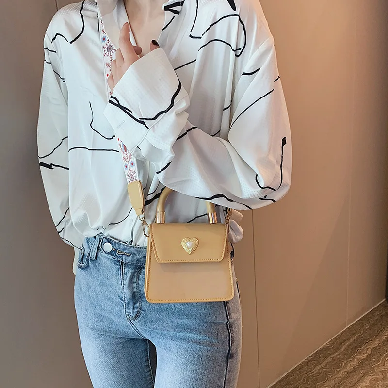 2019 new broadband women's Korean version (size) is simple and easy to carry oblique satchel bag with a single shoulder | Багаж и