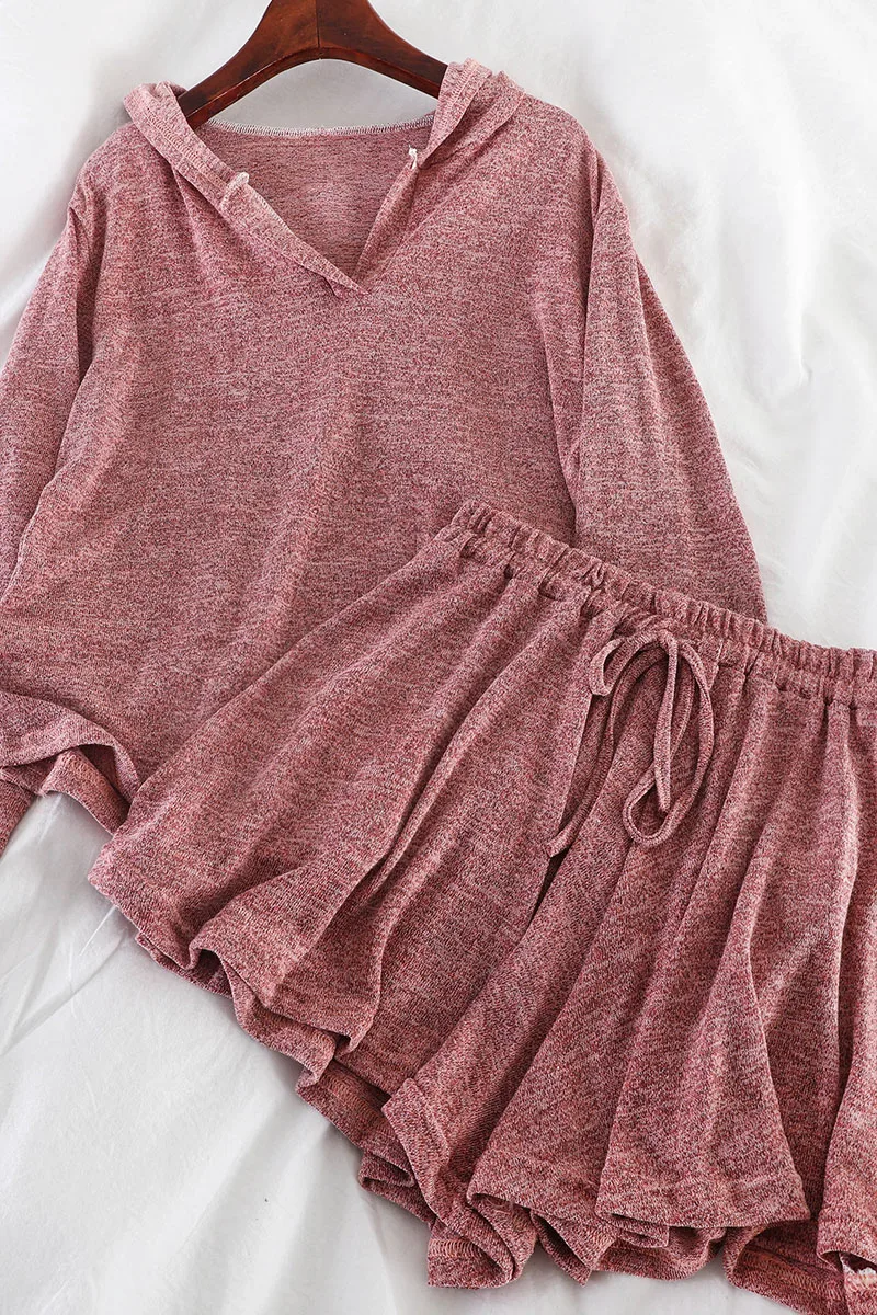 Женский комплект из двух предметов пуловер с капюшоном и эластичная юбка сезон