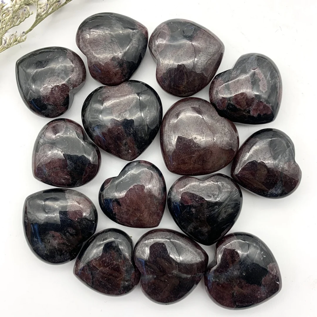 Натуральный гранат астрофилит в форме сердца кварц полированный грубый камень