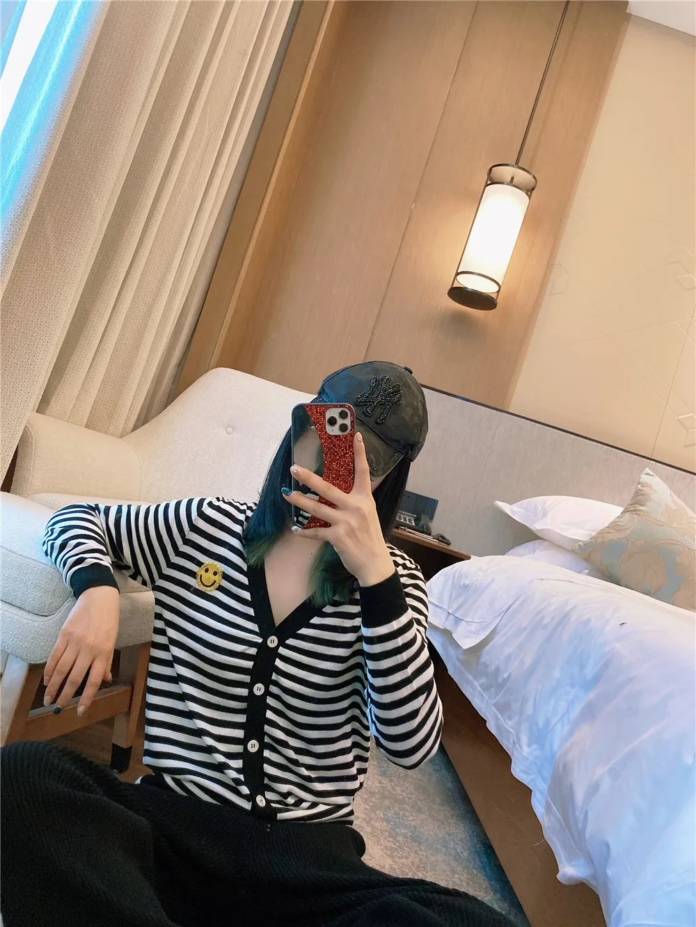 

Juice Snow 2021 Spring Summer Black And White Stripes Thin Outer Coat New Smiley Face Beaded V-neck Knitted Cardigan Women's Top