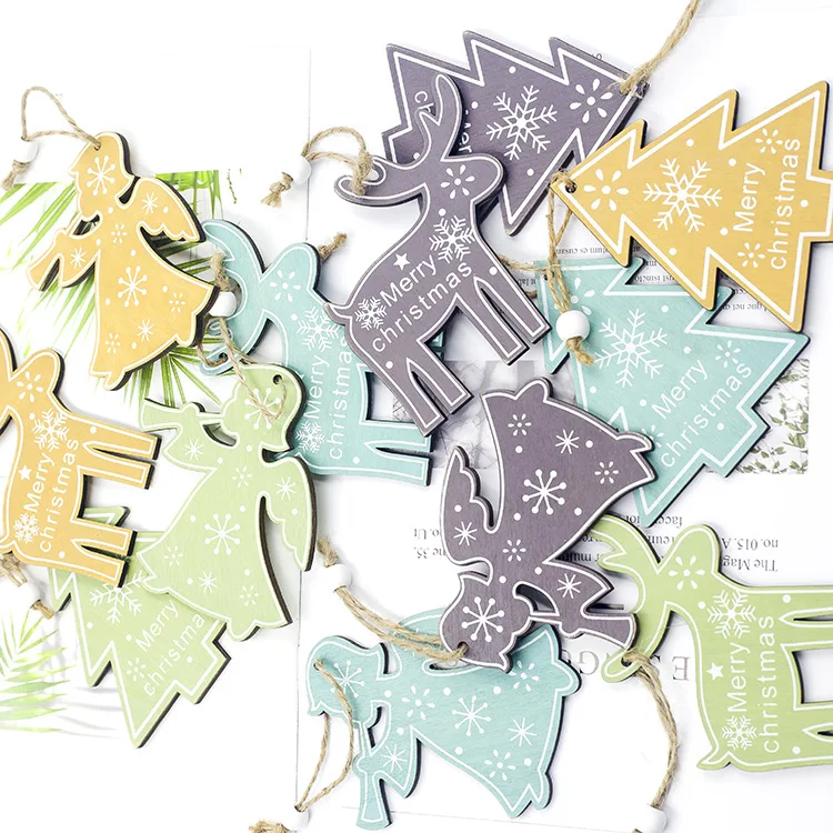 Разноцветные рождественские поделки с нарисованными буквами Рождественская