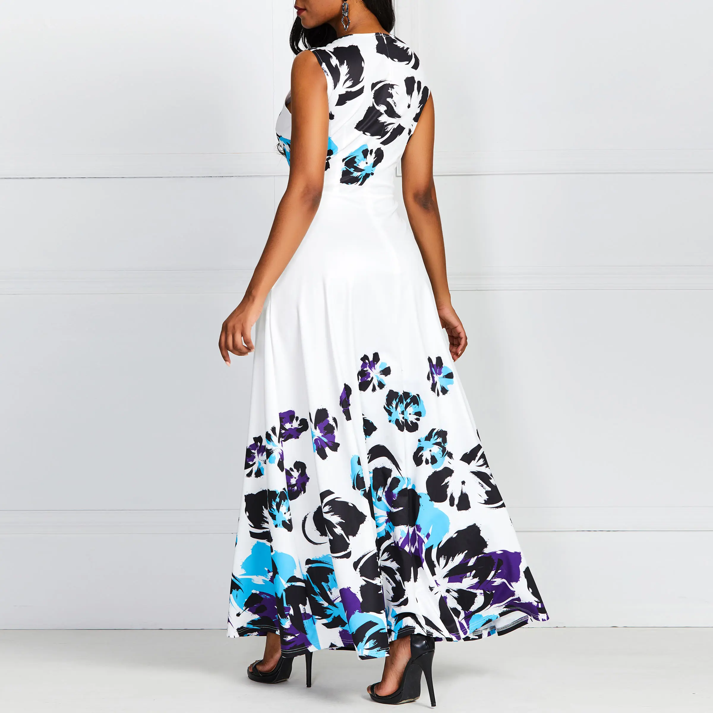 Женское платье макси без рукавов белое винтажное с цветочным принтом и карманом