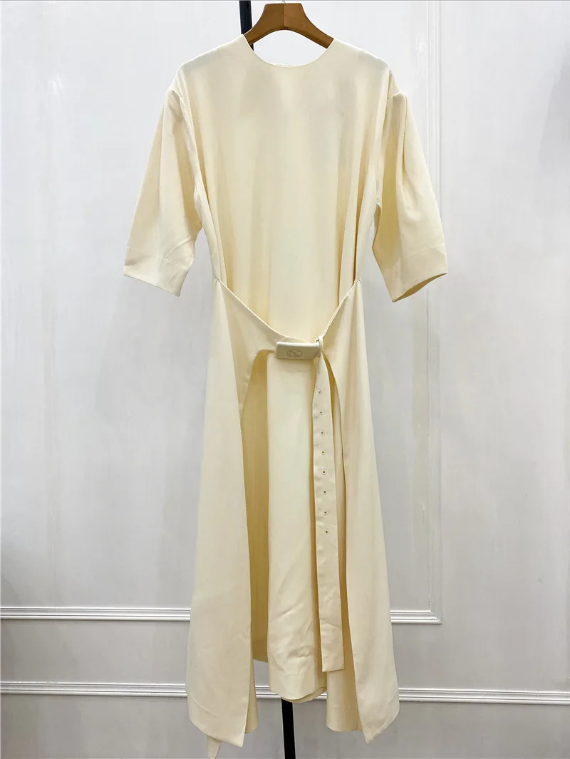 Платье женское средней длины с вышивкой круглым вырезом и коротким