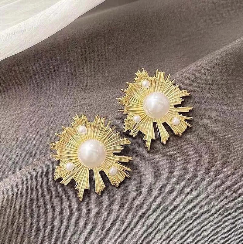 

New Sun Flower Stud Earrings Women Retro Hong Kong Style Irregular Imitation Pearl Earrings Party Gift Women Fashion Jewelry