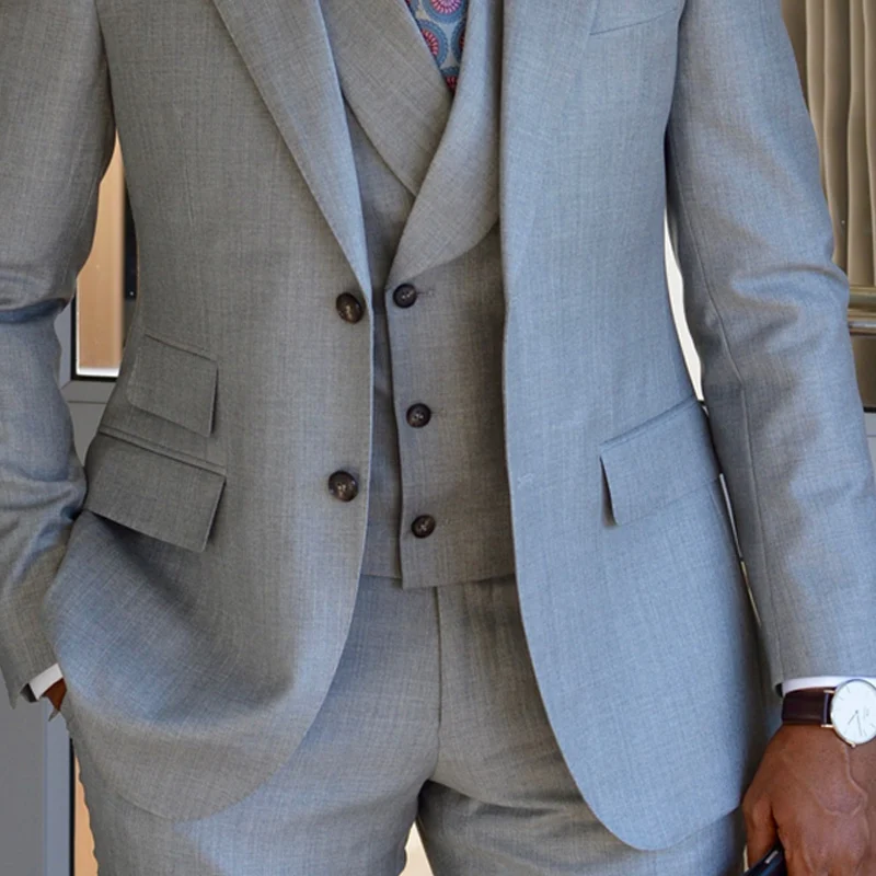 Деловые мужские костюмы серого цвета с заостренным отворотом смокинг для жениха