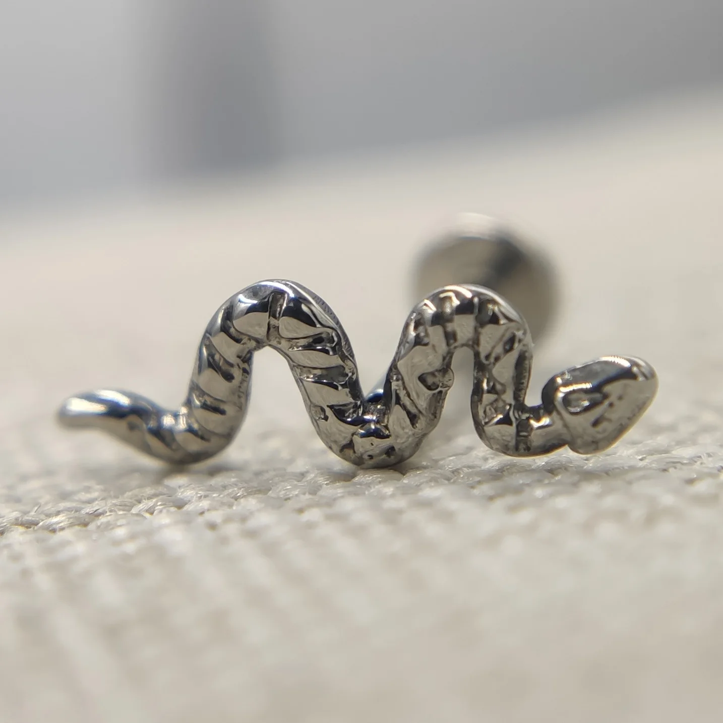 

16G ASTM F136 Titanium Snake Labret Top Stud for Lip Tongue Cheek Helix Cartilage Conch Piercing Body Jewelry