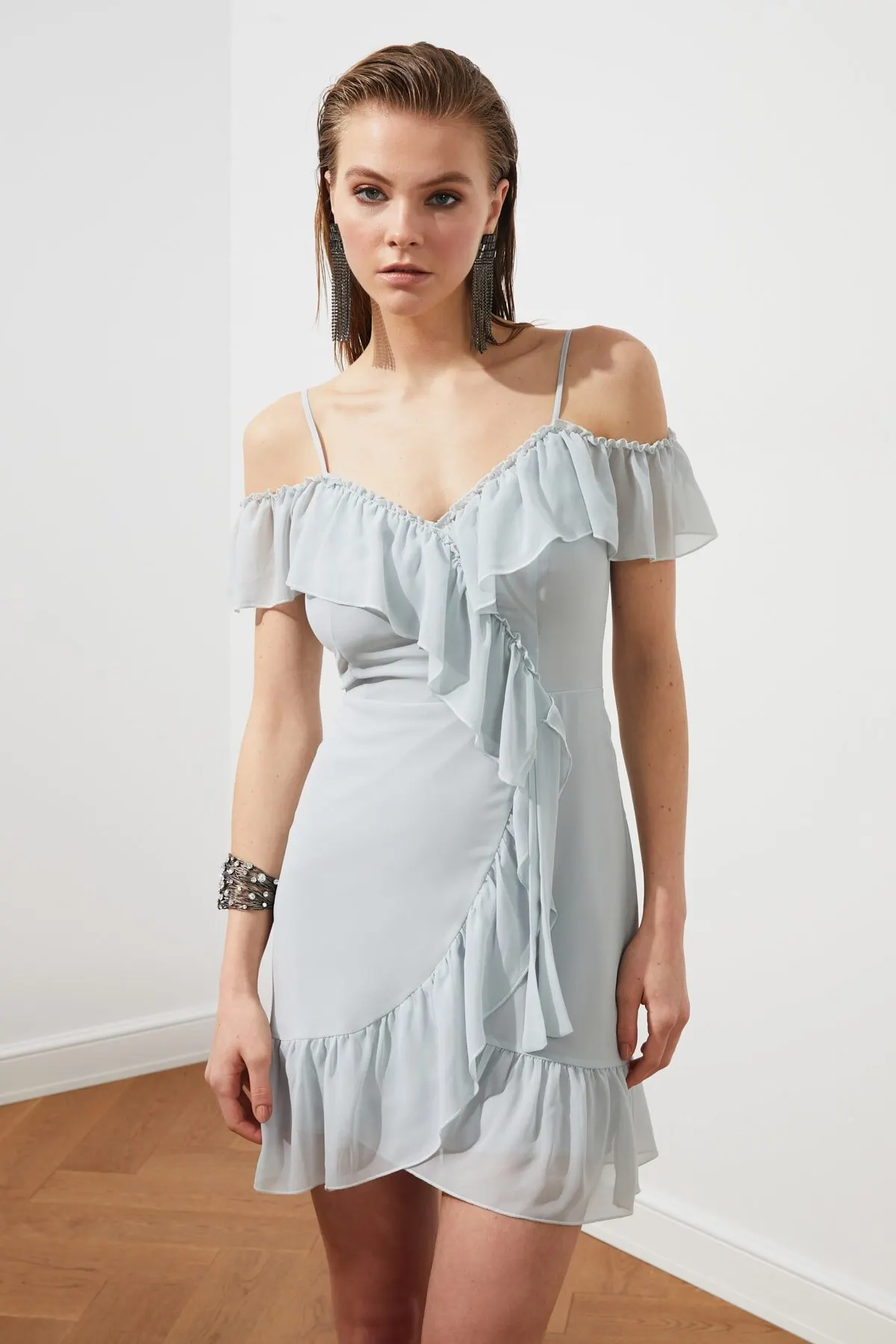 

Женское платье воротник до груди с серым маховиком