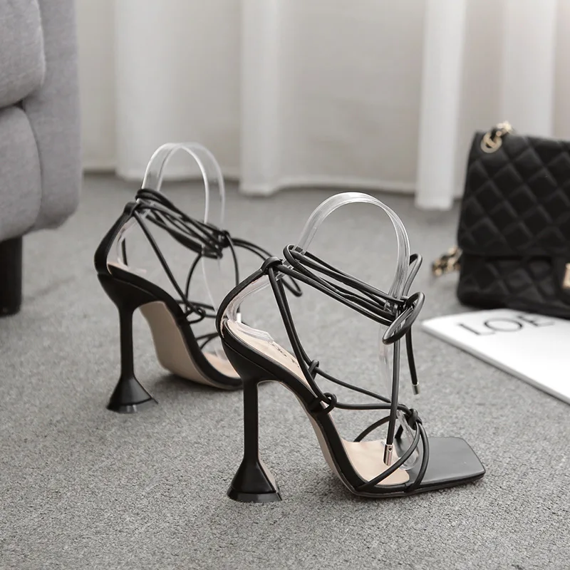 

The style is the same style of square headband Roman boots, summer wine cup and high-heeled sandals