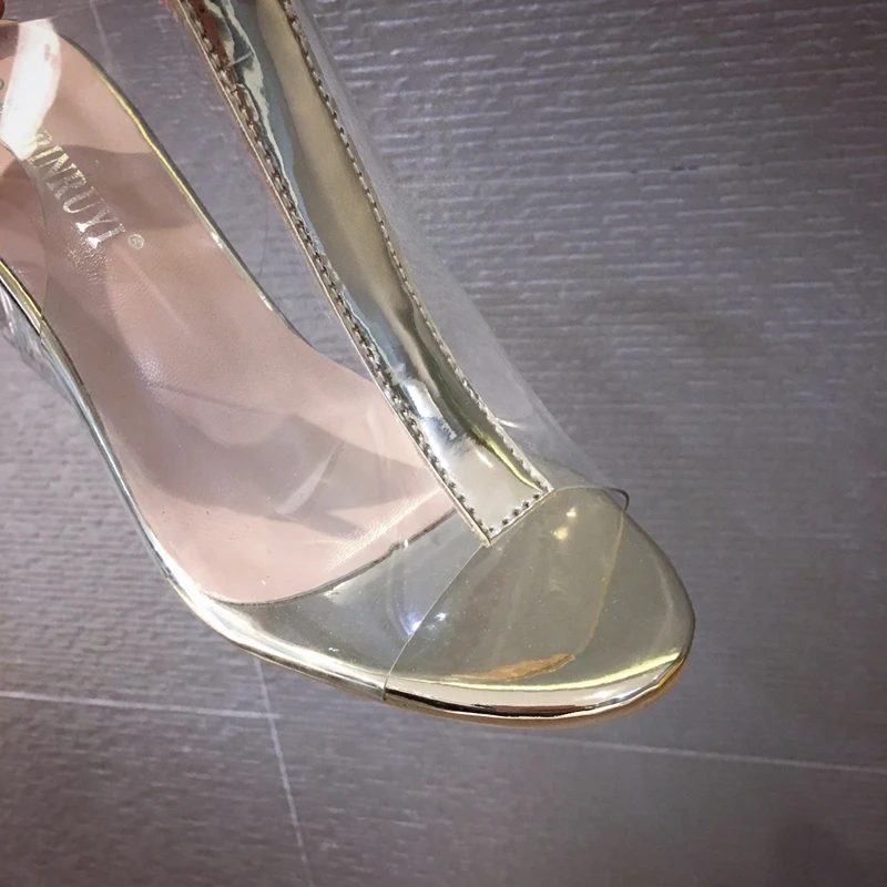 Комплект из женских туфель и золотые сандалии с не сужающийся к низу каблук