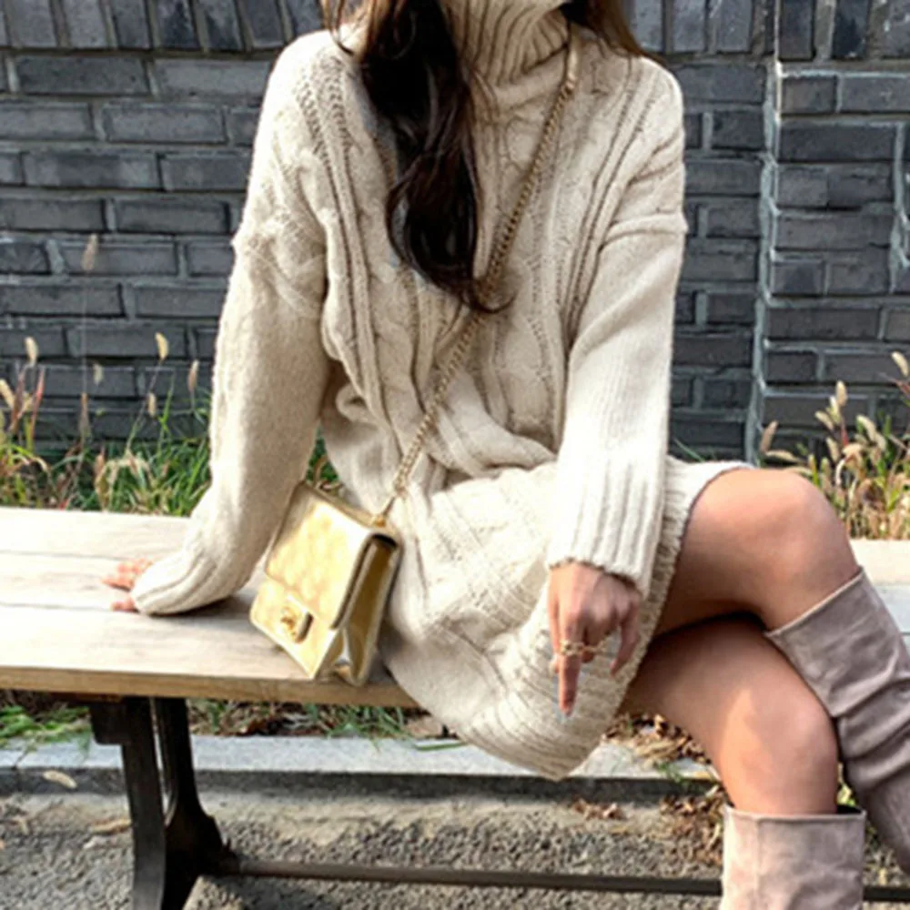 Женское вязаное платье-свитер с высоким воротом однотонное бежевое теплое