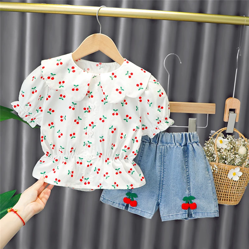 

Летние комплекты одежды для маленьких девочек 2021, наряд для малышей, кружевная футболка с круглым вырезом и джинсовые шорты, милая детская п...