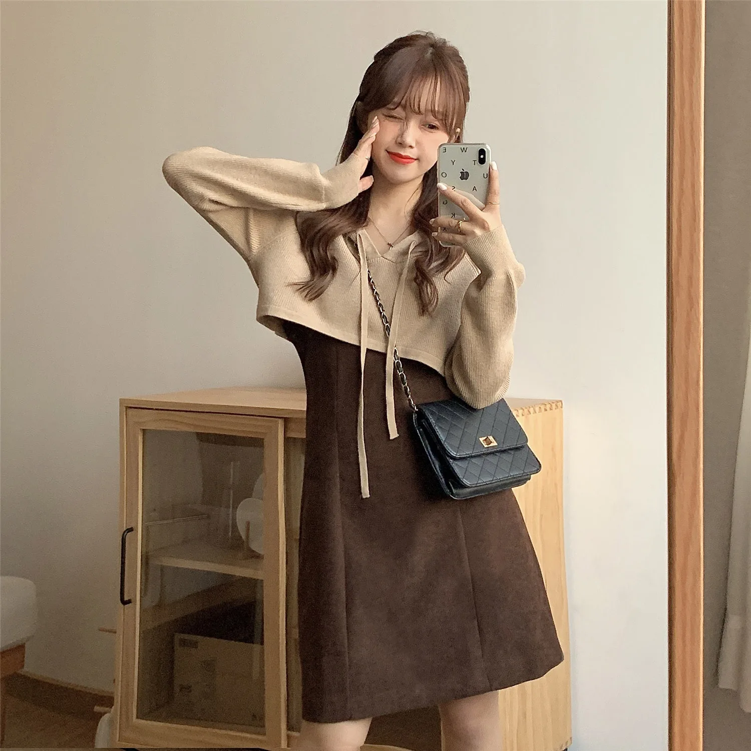 

Make firm offers to design feels soft surface grinding half short skirt with shoulder-straps hooded sweater fashion suits