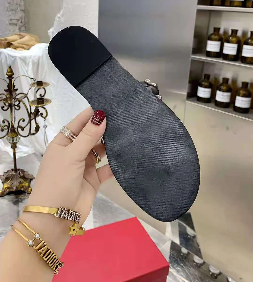 

2021 spring and summer new designer brand leather rivet element trendy ladies flat sandals, sandals in sizes 35-42
