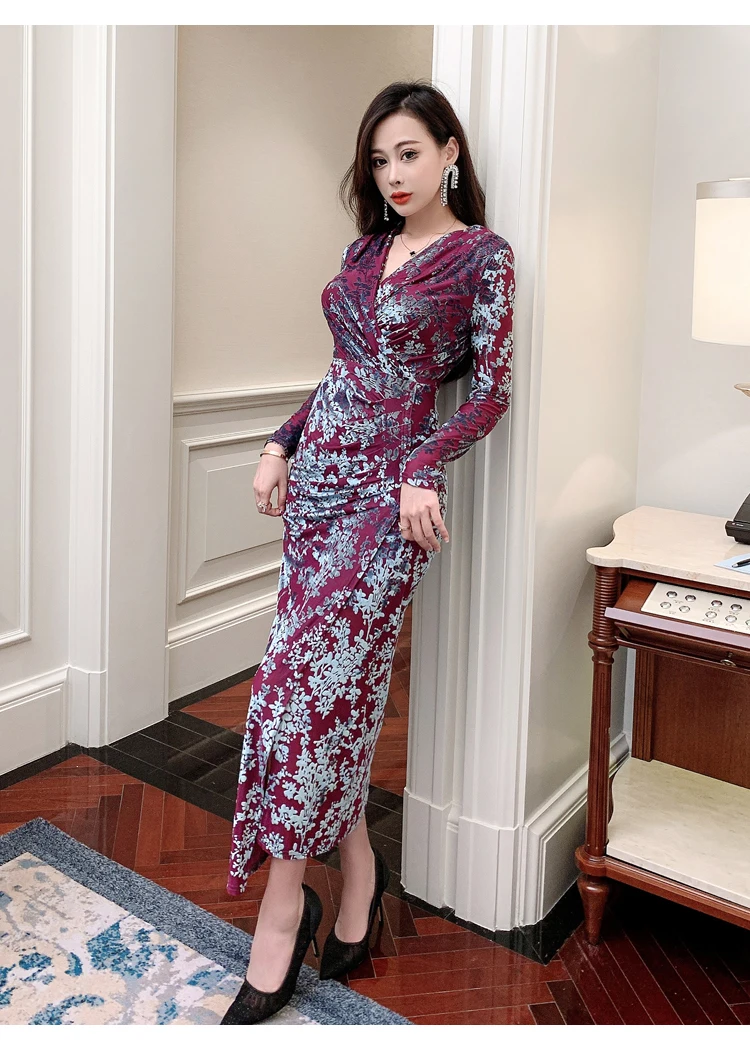 Женское бархатное платье-футляр средней длины с V-образным вырезом | Женская