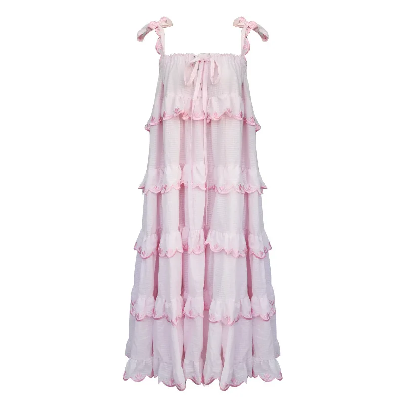 Женское длинное платье с вышивкой на тонких бретельках оборками весна 2020 |