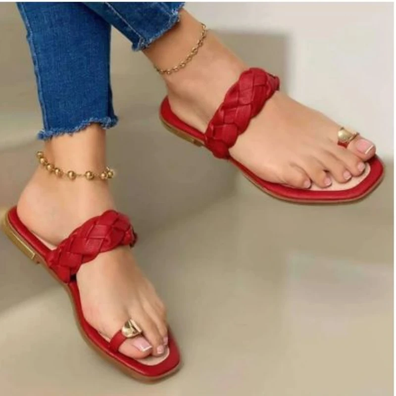 

2021 Summer New Woven Metal Button Clip Foot Women's FLAT SANDALS BEACH Fashion Versatile Hot SaleComfortable and Antiskid Kmo79