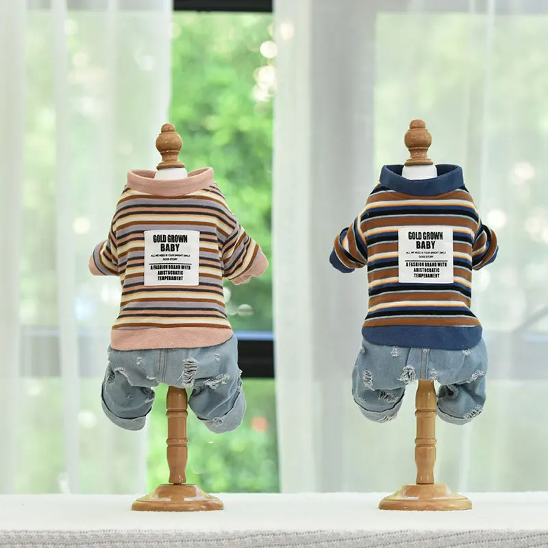 Полосатая дизайнерская теплая одежда розового и синего цветов на четырех ножках