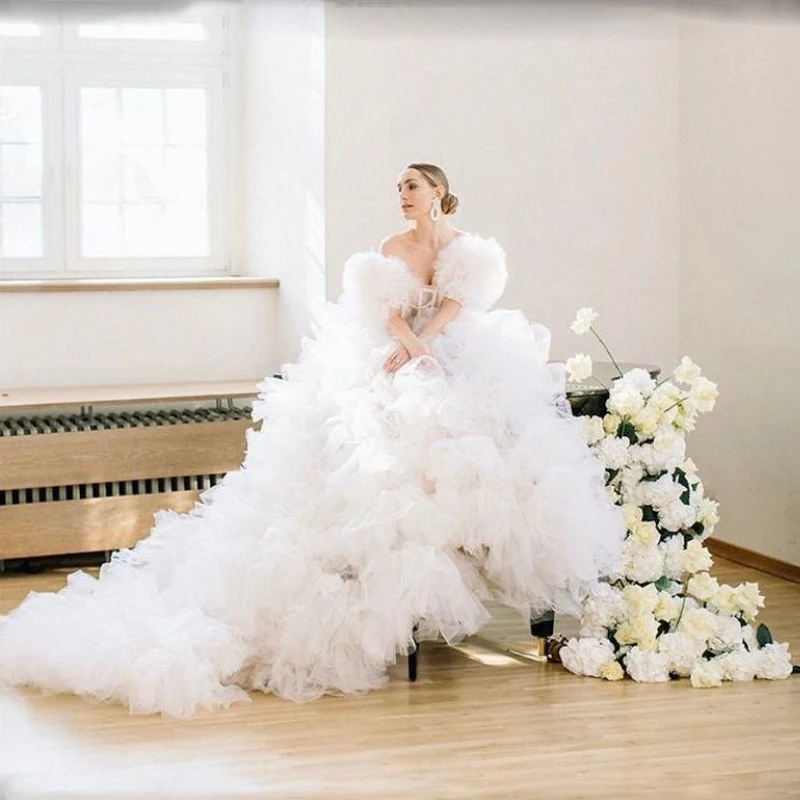 Женское Пышное вечернее платье длинное фатиновое с открытыми плечами и оборками