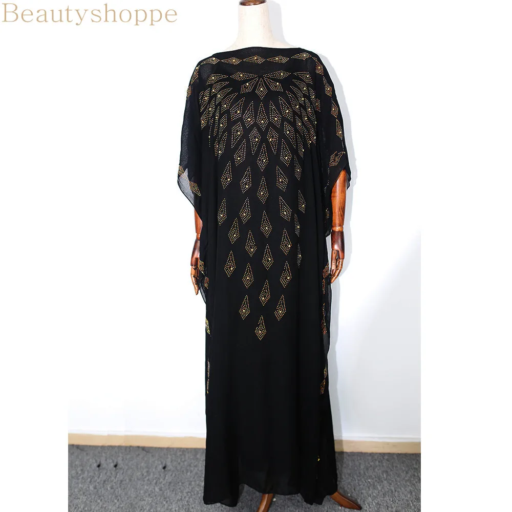 Свободное женское летнее платье с вырезом лодочкой украшенное листьями и