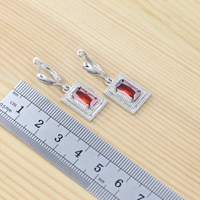 Комплект женских ювелирных изделий из серебра 925 пробы с квадратным гранатом
