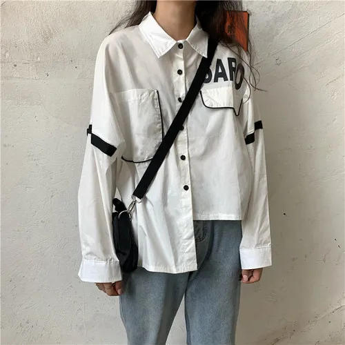 Простая верхняя одежда с буквенным принтом на пуговицах длинным рукавом