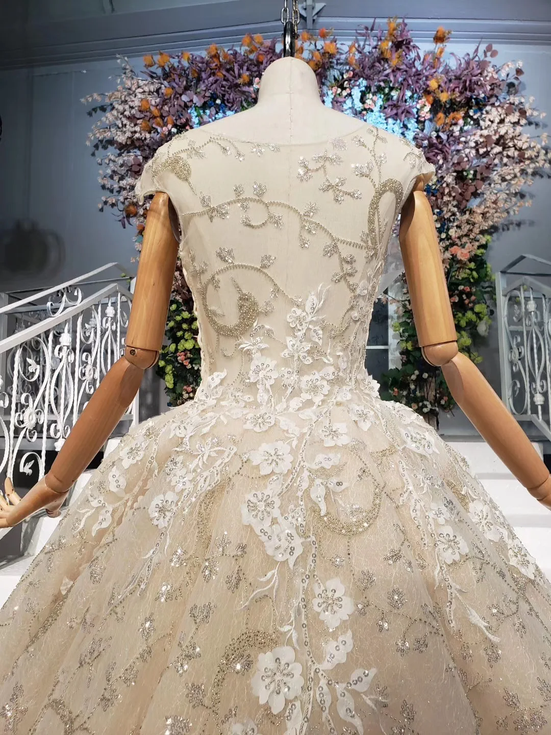 

Luxury Ball Gown Wedding Dress Sweetheart Off The Shoulder Wedding Gown Crystals Lace Appliques Lace Up Back Muslim Bride Dress